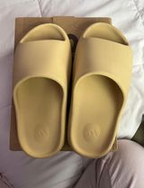 Yeezy Slides Desert Sand Photo 0