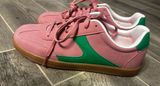 Pink and green sneakers Photo 0