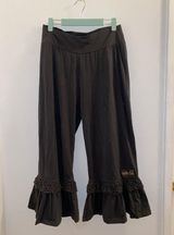 Matilda Jane Crop/Ankle Big Ruffle Pants Women's Sz L Gray Photo 0