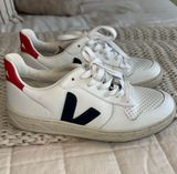 Women’s VEJA Sneakers Photo 0