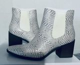 The Limited Kiki Chelsea Boots Photo 0