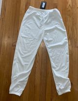 Pretty Little Thing white joggers. size us 6. Photo 0