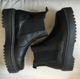 Steve Madden Women’s Yardley Chelsea Boot Photo 0