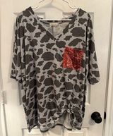 Southern Stitch ‎ Cow Print V Neck Tee with Pocket Size XXL Photo 0