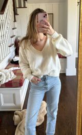 white sweater Photo 0