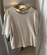 Ophelia Roe tan and white shirt Photo 0