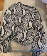 snakeskin cropped top Photo 0