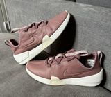 Women’s Sneakers Size 9.5 Photo 0