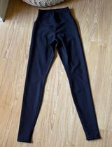 ALO Yoga Black Leggings Photo 0