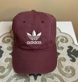 Women’s maroon  hat Photo 0