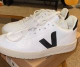 VEJA V-10 Sneakers Photo 0