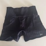 Alo Yoga shorts cable knit pattern Photo 0