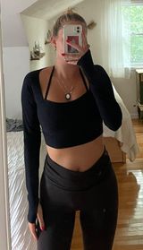 Long-sleeve Black Workout Top Photo 0