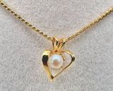 VTG Gold Tone Tiny Heart Pendant Necklace Faux Pearl Photo 0