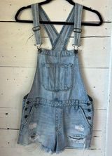 Abercrombie & Fitch Women’s Overalls shorts distressed light wash size small Photo 0