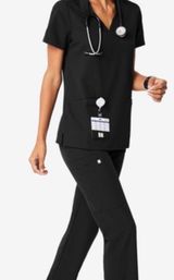 FIGS Technical Collection Zamora Jogger Casma Top Scrubs Set Black XS Photo 0