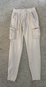 Alo Yoga Joggers Photo 0