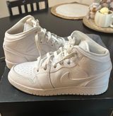 Nike Air Jordan 1 Mid Photo 0