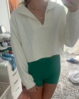 cropped cream crewneck sweatshirt Photo 0