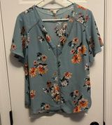 Sandy & Sid Blue Floral V-neck Blouse M. Business. Casual. Work. Career. Photo 0