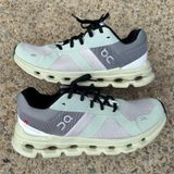 On cloud runner light green and gray W 9 Photo 0