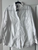 H&M White button-up shirt with a relaxed fit Photo 0