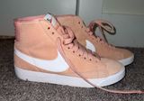 Nike Pink Blazer Mid 77 Photo 0