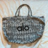 Alo Yoga Tote Bag Photo 0