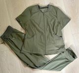 Scrub Set in Olive Green Photo 0