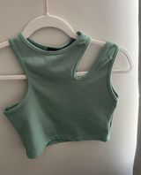 Pretty Little Thing crop top Photo 0