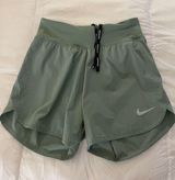 Nike dry fit green  shorts Photo 0