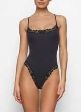 SKIMS Fits Everybody Lace Bodysuit XS Photo 0