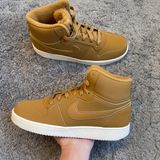 Nike Ebernon High Top (6.5) Photo 0
