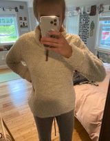 White fuzzy pullover Size M Photo 0