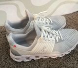 on cloud shoes  Photo 0