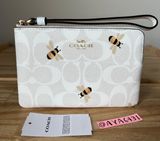 Coach Wristlet Photo 0