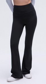 Women’s Black Flare Leggings Photo 0