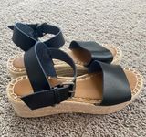 Universal Thread Wedges Photo 0
