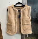 Do Everything In Love vest Photo 0