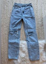 Straight Leg Ripped Knee Jean Light Wash Size 6 Photo 0