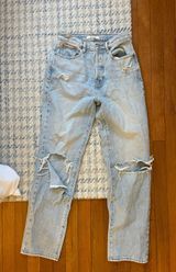 Light Wash Ripped Jeans Photo 0