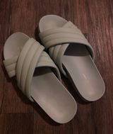 American Eagle Outfitters Slides Photo 0
