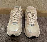 Tennis Shoes Photo 0