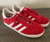 Red Adidas Gazelle shoes  Photo 0