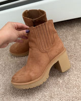 Brown suede booties   Photo 0