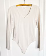 Aritzia • Babaton Contour V-Neck Longsleeve Bodysuit tee cream ivory Matte Pearl Photo 0