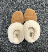 UGG Slippers Photo 0