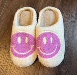 NWOT Size 5.5-6.5 Retro Fuzzy Smiley Face Slippers Photo 0