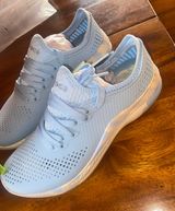 Crocs Sneakers Photo 0