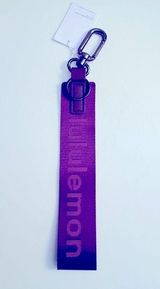 (LULULEMON) NEVER LOST KEYCHAIN Photo 0